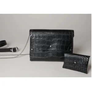 Mini sac croco noir en ensemble